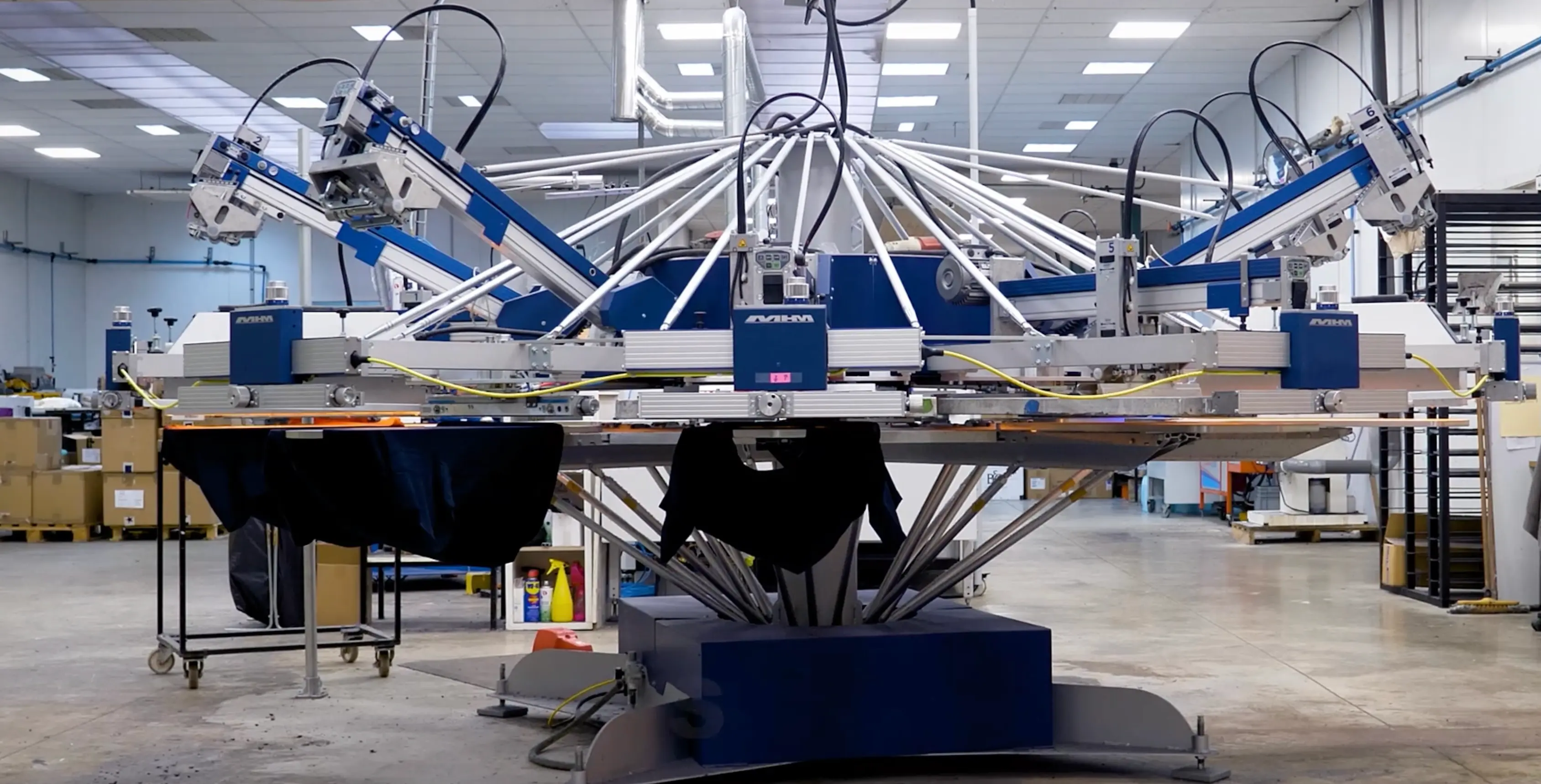 Carrousel de sérigraphie multi-couleurs en production — Pen'Tee