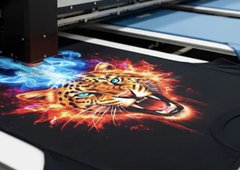Imprimante DTG en action dans l'atelier Pen'Tee — impression directe sur t-shirt