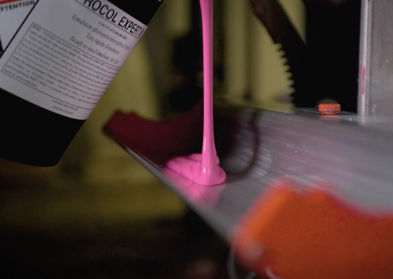 Passage d'encre à la racle sur écran de sérigraphie — atelier textile Pen'Tee