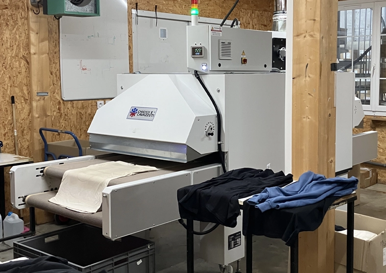 Séchage d'un textile imprimé DTG sous presse chauffante — atelier Pen'Tee